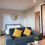 Luxury Condo Skywalk Bts Thonglor Pool Gym And Netflix